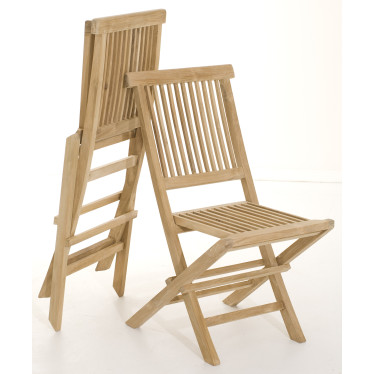 Stockage optimisé de chaises de terrasse en bois pliées l'une contre l'autre