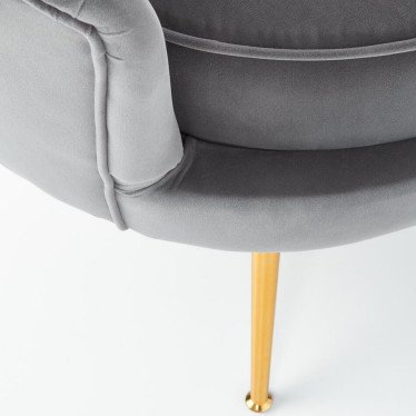 Détail couture velours gris et pied fuselé doré fauteuil scandinave