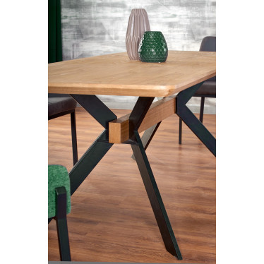 Coin repas moderne avec table industrielle plateau bois et vases Ogma