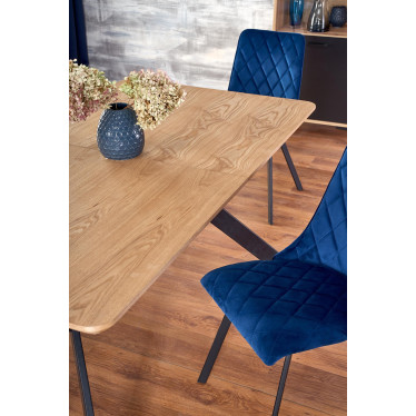 Détail plateau aspect chêne sauvage et chaise bleue salle manger Ogma
