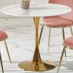 Table ronde avec plateau en verre aspect marbre blanc et pied central en acier doré BOOTIS