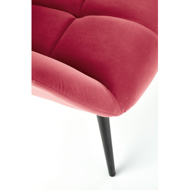 Gros plan sur la texture du velours rouge bordeaux et le pied du fauteuil Glasgow