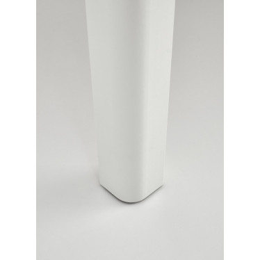 Gros plan sur le pied blanc de la table à manger ronde Carene