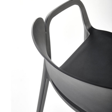 Gros plan sur le dossier de la chaise design noire Romer