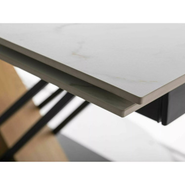 Détail plateau céramique blanche effet marbre pour table extensible Viro