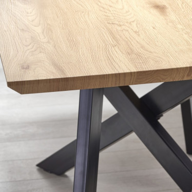 Détail plateau aspect chêne et pieds croisés métal noir table Vegas