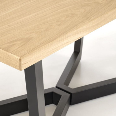 Vue détaillée du piétement complexe en métal noir de la table Bellona