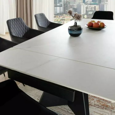 Salle à manger moderne avec chaises pivotantes noires et table design extensible