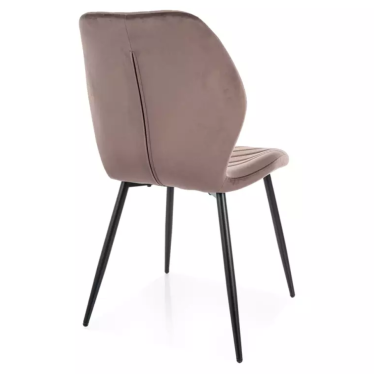 Silhouette incurvée et dossier galbé de la chaise MYRENDA en velours coloris cappuccino