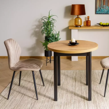 Coin repas avec la chaise velours beige MYRENDA autour d'une table ronde