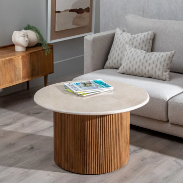 Table basse ronde marbre crème et bois rainuré dans un salon