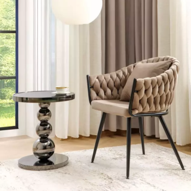Table d'appoint noire sculpturale en verre et métal brillant – ROUMA