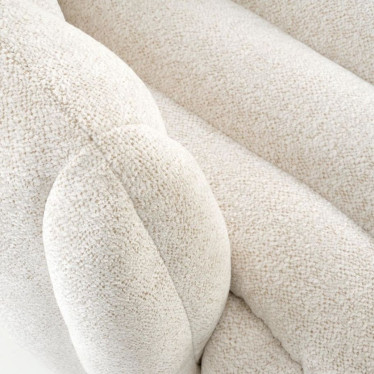 Fauteuil crème Hilsy zoom sur le tissu bouclette et accoudoir