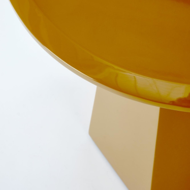 Zoom sur le piètement hexagonal robuste table d'appoint jaune moutarde