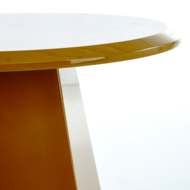 Détail du plateau rond et bord biseauté table jaune Kimi