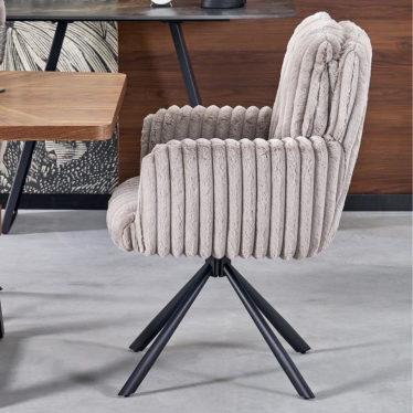 Chaise pivotante grise Nuvem devant table à manger moderne