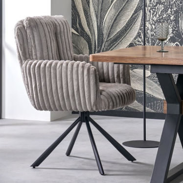Ambiance salle à manger avec chaise design velours gris