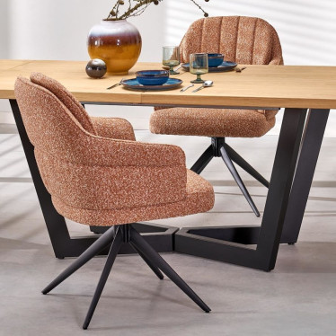 Chaises pivotantes Lana cannelle autour d'une table en bois