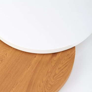 Détail du contraste entre le fini blanc brillant et le bois