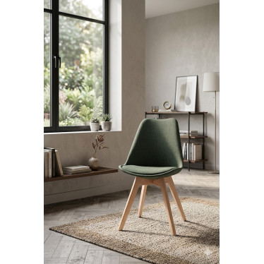 Chaise design verte installée sur un tapis dans un salon moderne