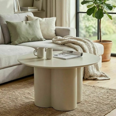 Table de salon ronde beige laquée pied trèfle dans une décoration d'intérieur contemporaine