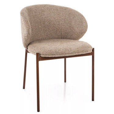 Chaise Elora en tissu beige montrant ses courbes enveloppantes et pieds noyer