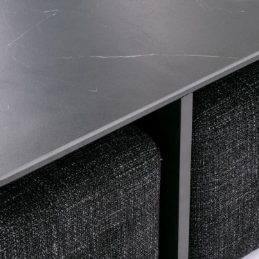 Profil table basse marbre noir Sylva avec tiroir ouvert et rangement pour poufs