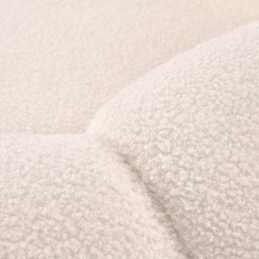 Gros plan sur la texture du tissu bouclette crème du canapé Alix
