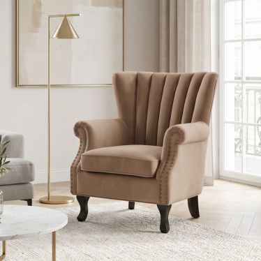 Fauteuil en velours beige avec accoudoirs cloutés et pieds bois massif MEDICIS