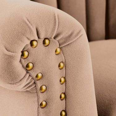 Fauteuil en velours beige avec accoudoirs cloutés et pieds bois massif MEDICIS