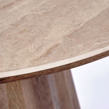 Gros plan sur les finitions du plateau texturé et du pied central sculpté de la table Gilo