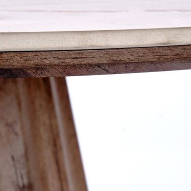 Zoom sur l'épaisseur du plateau et la jonction avec le piétement bois de la table Gilo