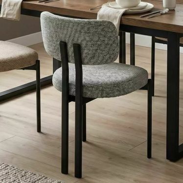 Chaise Japandi en tissu gris chiné avec pieds en métal noir autour d'une table