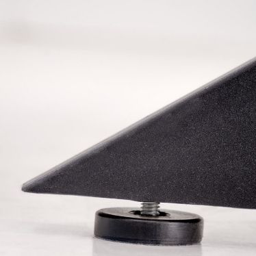 Gros plan sur un pied réglable de la table en métal noir