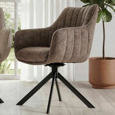 Vue de trois-quarts de la chaise pivotante en tissu beige foncé avec pieds en métal