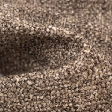 Gros plan sur la texture du tissu beige foncé certifié Oeko-Tex de la chaise