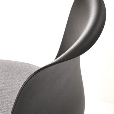 Gros plan sur le design ergonomique du dossier du tabouret de bar Aviro