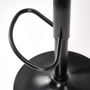 Gros plan sur le repose-pied et le socle rond en métal noir
