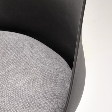 Vue détaillée de l'assise en tissu gris et du dossier noir