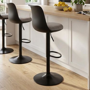 Tabourets de bar Aviro installés le long d'un îlot de cuisine moderne