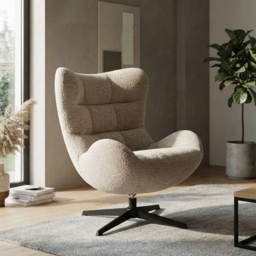Fauteuil œuf pivotant confort en tissu beige dans un salon moderne