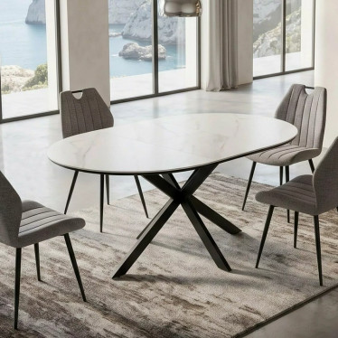 Table blanche céramique style marbre dans un salon lumineux