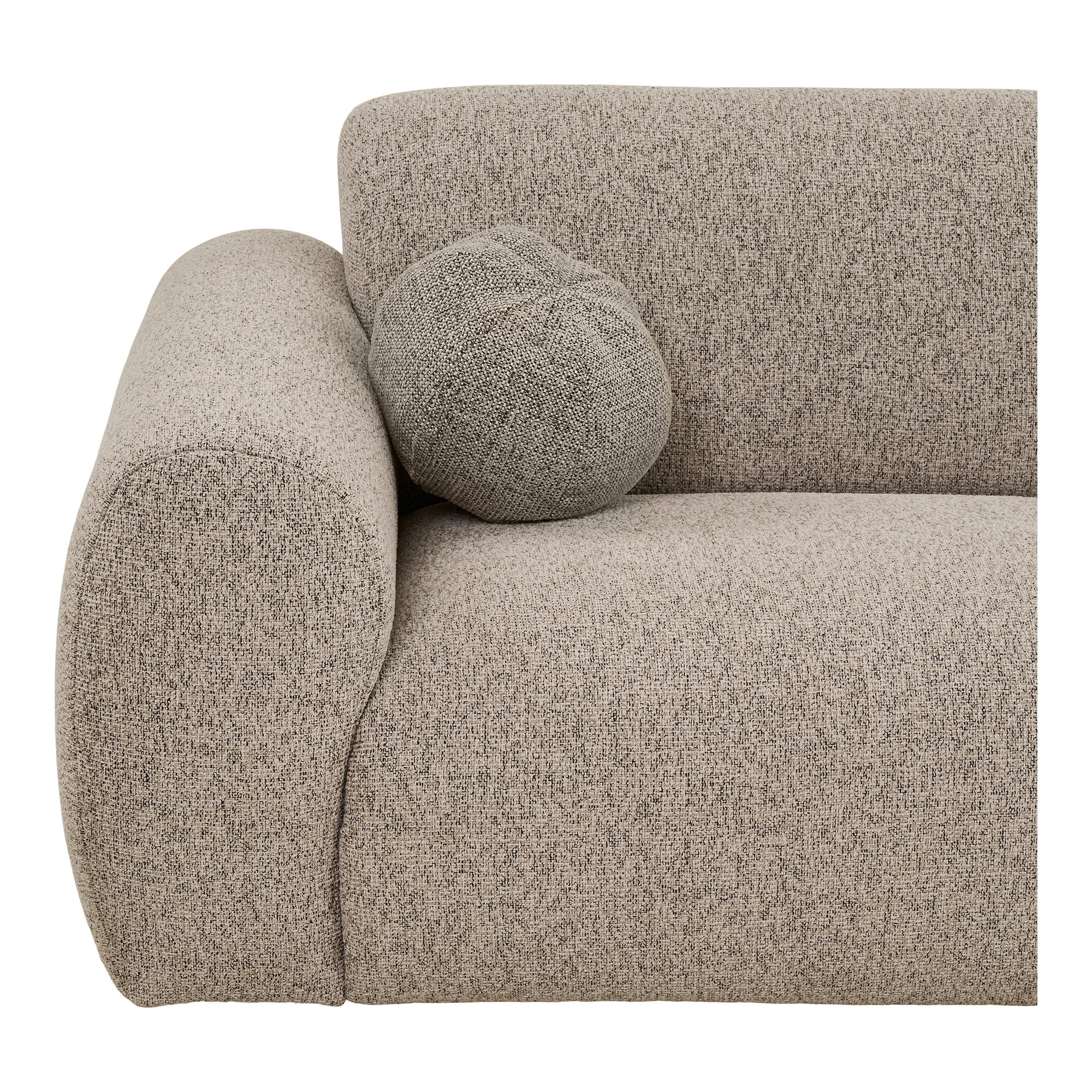 Gros plan sur l'accoudoir arrondi et le coussin du canapé Zoltan