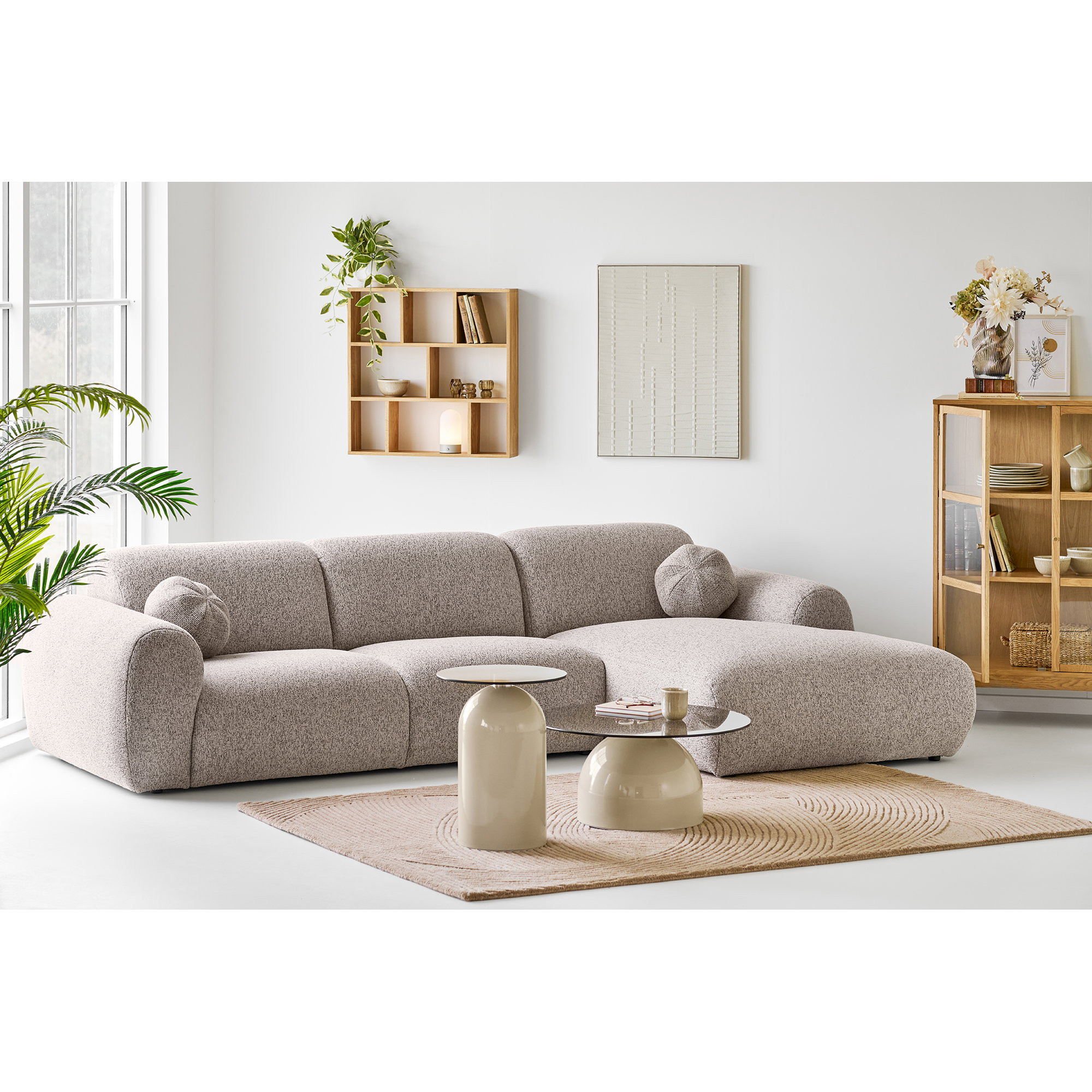 Salon moderne et lumineux avec le canapé d'angle droit Zoltan gris