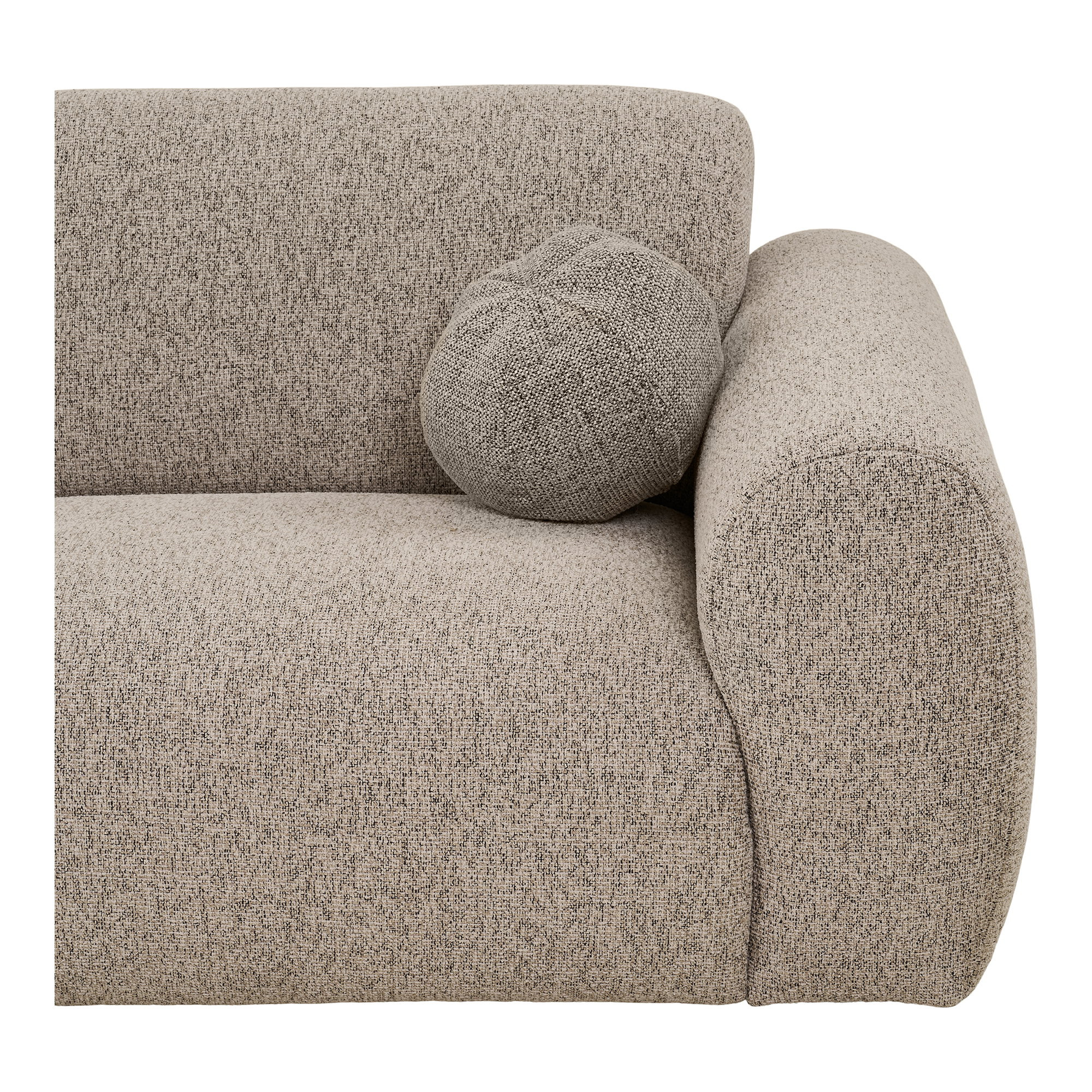Gros plan sur l'accoudoir et l'assise moelleux du canapé Zoltan gris