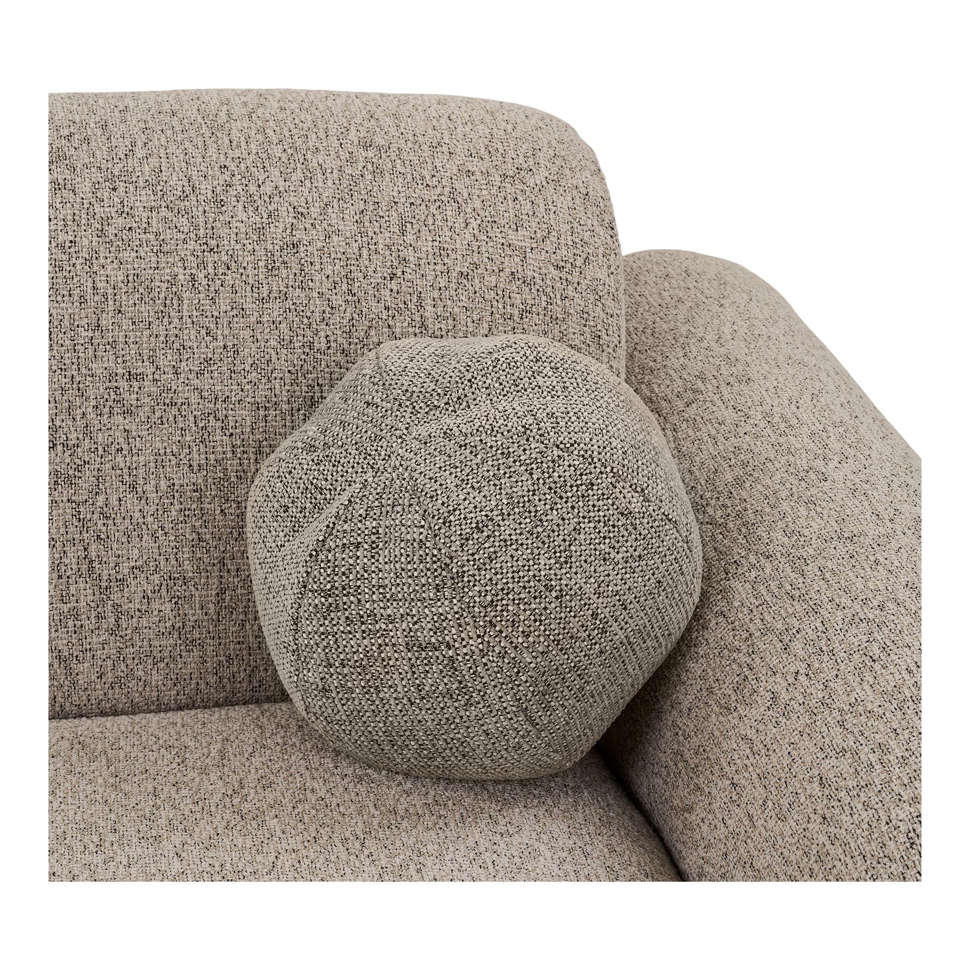 Détail de la texture du tissu gris et d'un coussin du canapé Zoltan