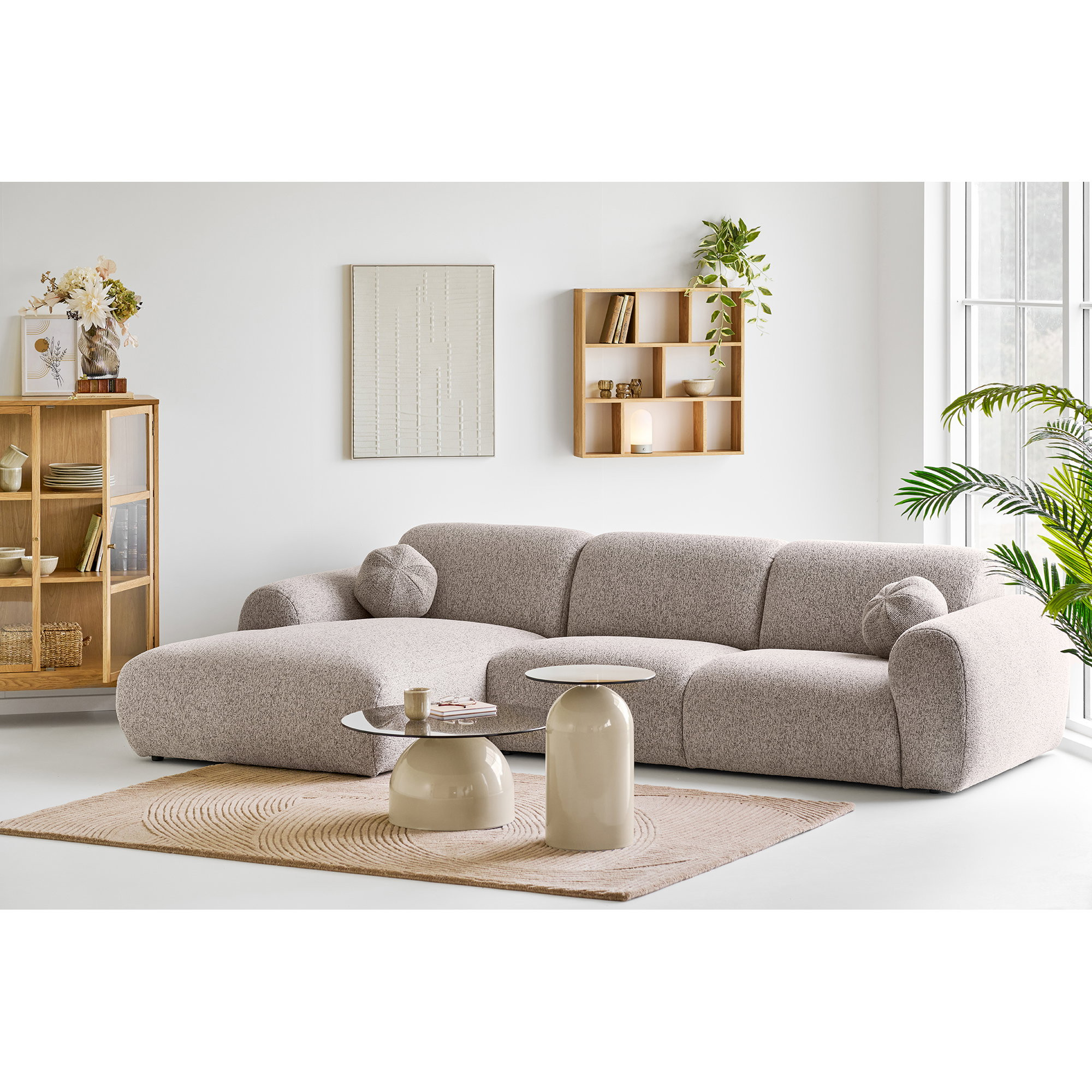 Salon moderne avec canapé d'angle gauche Zoltan gris, table basse et plantes