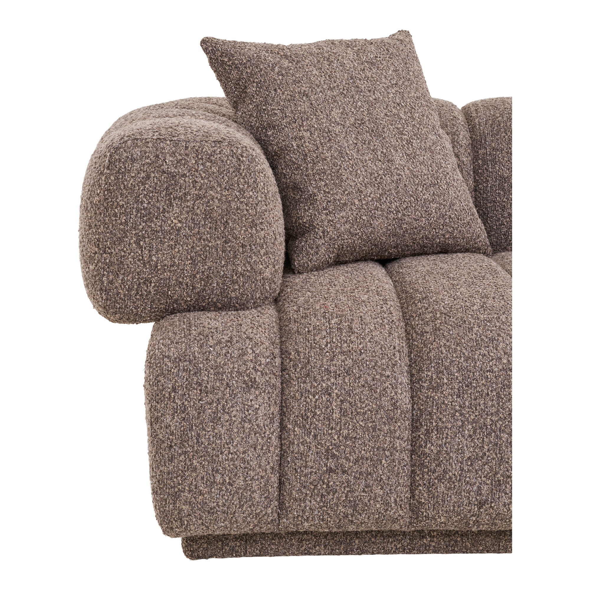 Vue rapprochée de l'accoudoir rond et du coussin du canapé Farah