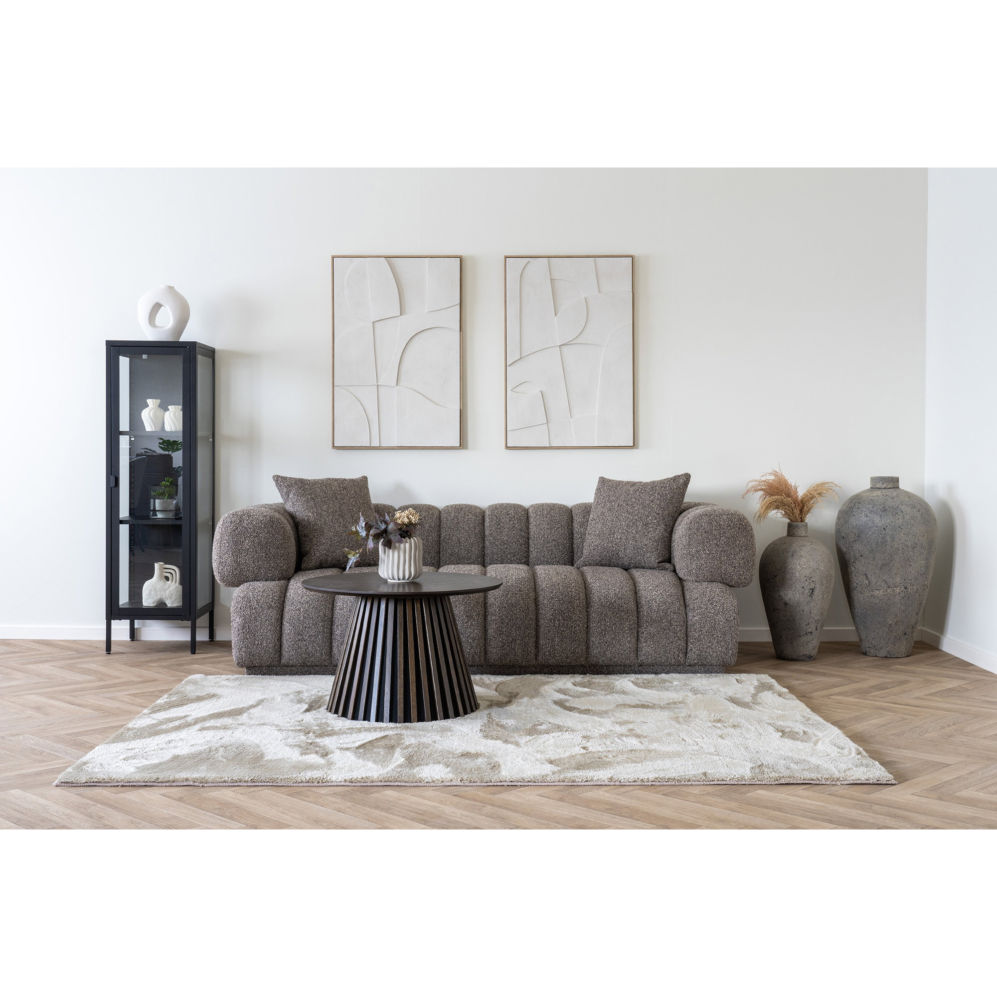 Vue d'ensemble d'un salon moderne avec canapé taupe, table basse et armoire vitrée