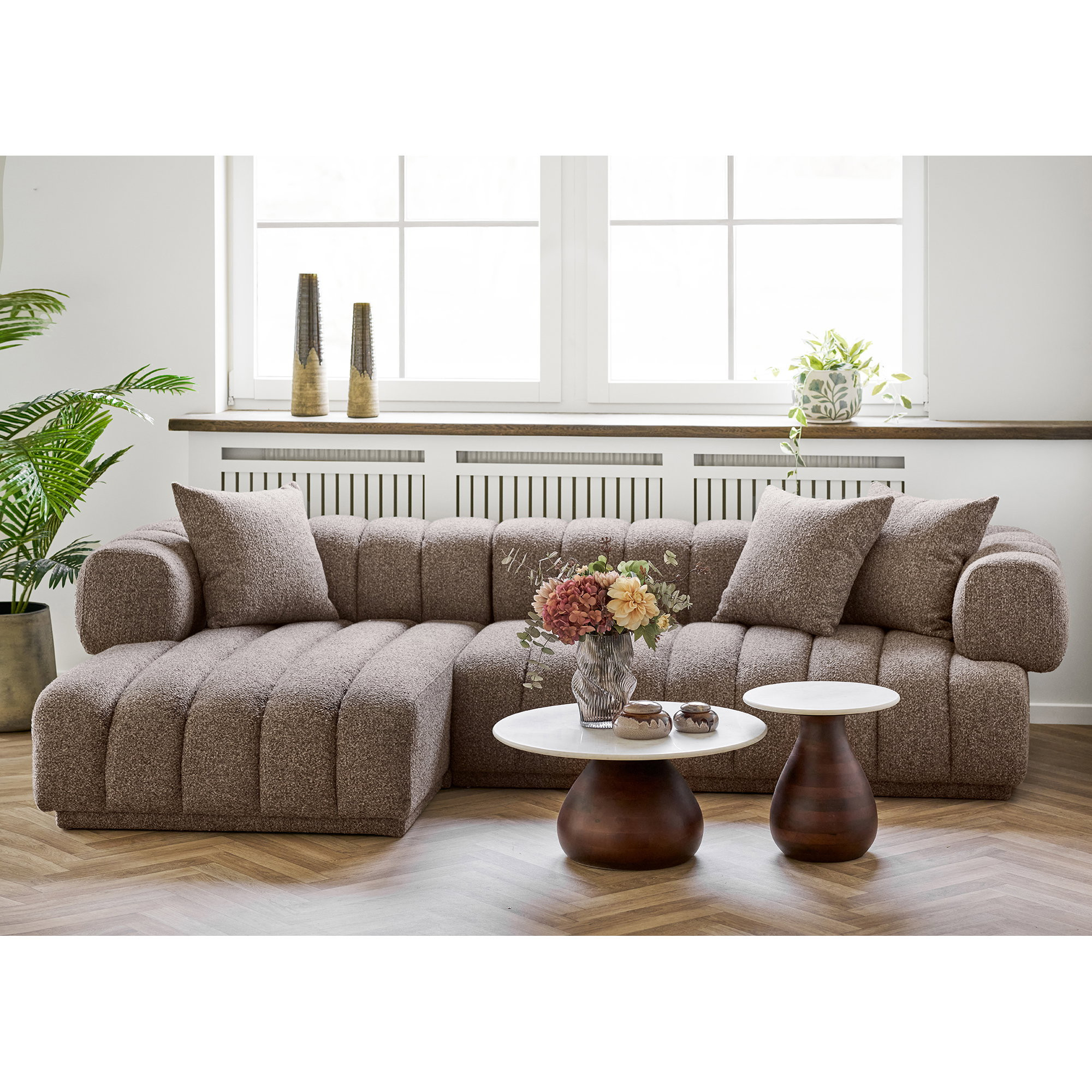 Salon lumineux avec canapé d'angle gauche Farah en tissu et table basse